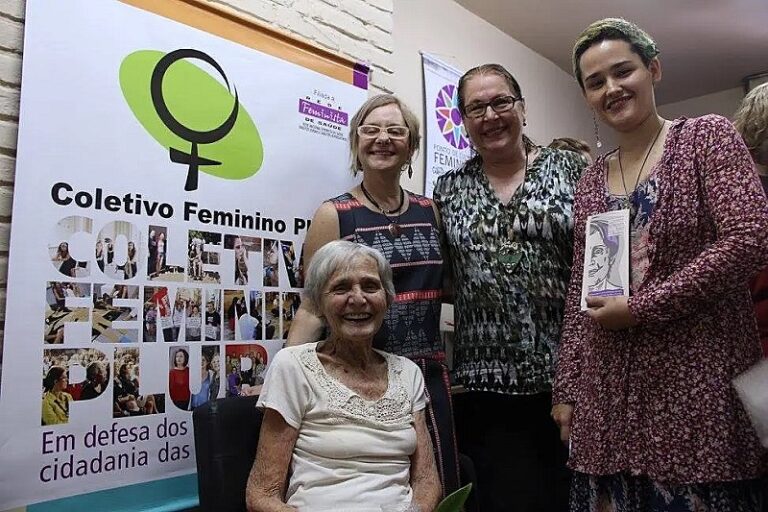 Parte uma das mais importantes militantes feministas do estado, a socióloga Enid Backes 