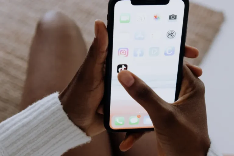 Grupos de pesquisas fazem levantamento do uso do Tik Tok na eleição de Curitiba