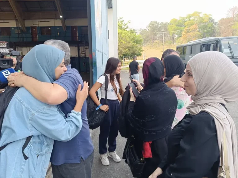 'A gente não podia mais voltar para casa', diz repatriada ao chegar ao Brasil em voo da FAB