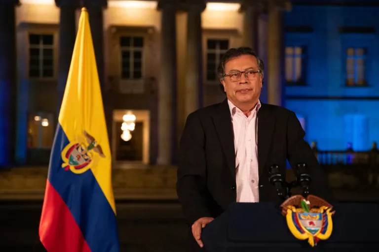 Petro 'resgata dignidade da América' com enfrentamento à política migratória de Trump