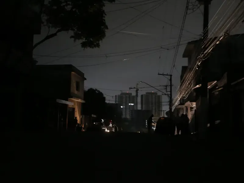 Bairro da Jabaquara, em São Paulo, no domingo (13) sem energia elétrica em apagão que já dura 72 horas