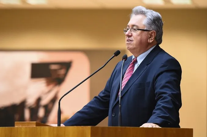 O ex-vereador, professor e consultor da área Adeli Sell anunciou que ele e outros parceiros do setor realizarão em 2026, o 1º Congresso Gaúcho de Comunicação Pública
