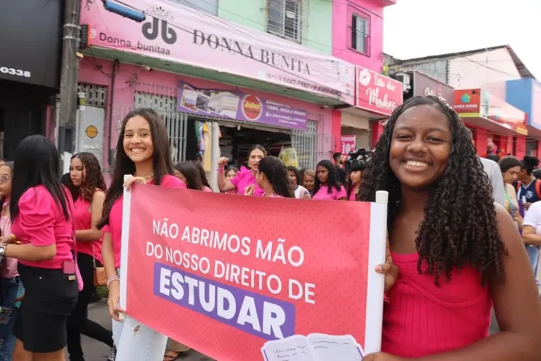 Meninas vão às ruas por igualdade de direitos, no Cabo de Santo Agostinho