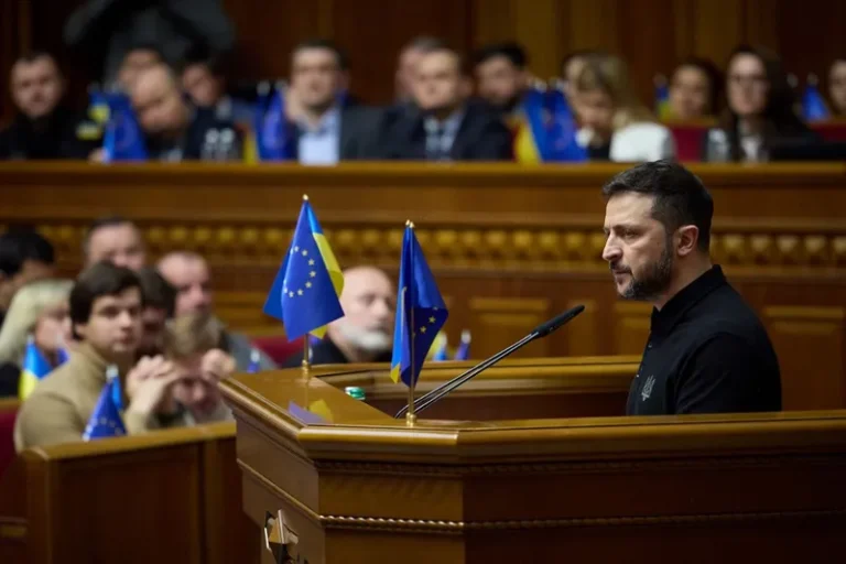  Zelensky revela detalhes do 'Plano da Vitória'; Rússia diz que Kiev empurra Otan para a guerra