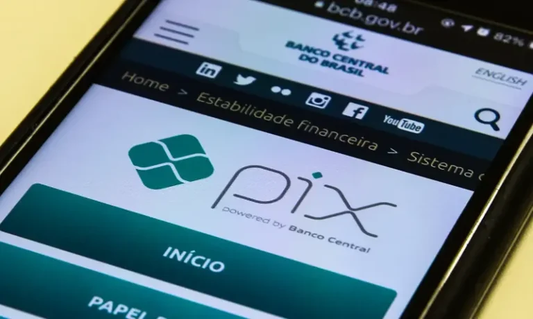 'Arma na mão de criminosos': onda de fake news faz Receita revogar medida sobre Pix
