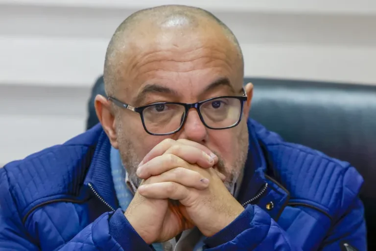 'A guerra em Gaza é uma guerra contra a memória palestina', diz escritor e sobrevivente em Gaza