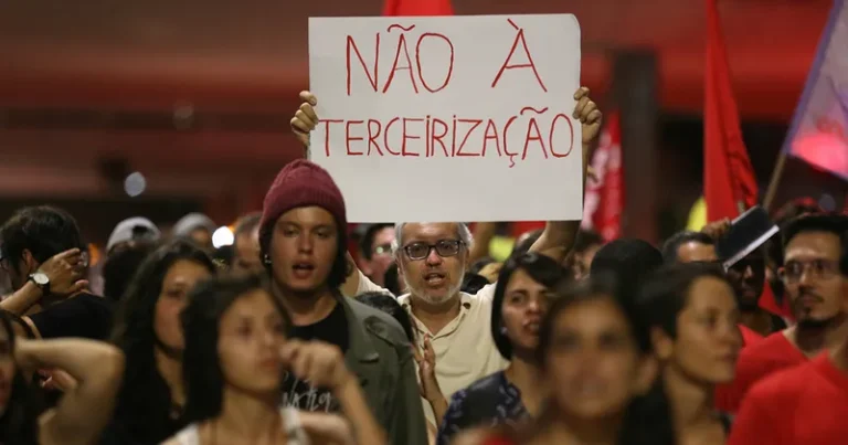 'A terceirização é a total desproteção do ambiente de trabalho', afirma especialista