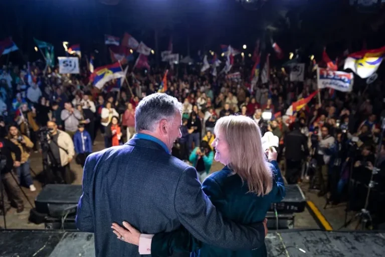 Candidato de esquerda Yamandú Orsi chama apoiadores a buscarem votos de indecisos no Uruguai