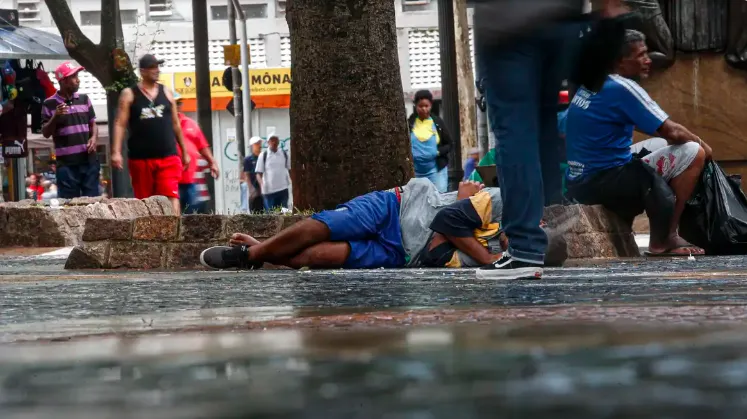 SP tem 80 mil pessoas em situação de rua e disputa eleitoral expõe divergências sobre soluções 