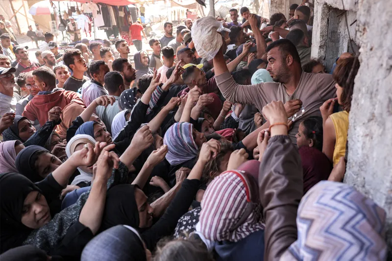 Faces da fome: palestinas pedem pão no sul de Gaza; a situação é muito pior no norte do território