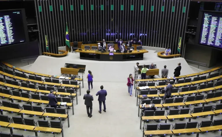 Senado aprova mudanças da Câmara em lei de proteção às crianças nas redes