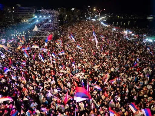 Eleitores da Frente Ampla, do esquerdista Yamandu Orsi, comemoram resultados do primeiro turno das eleições no Uruguai neste domingo (27)