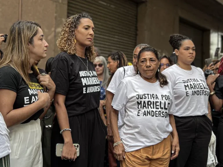 ‘A sensação é de reviver a dor’, diz mãe de Marielle Franco em ato que antecede júri popular 