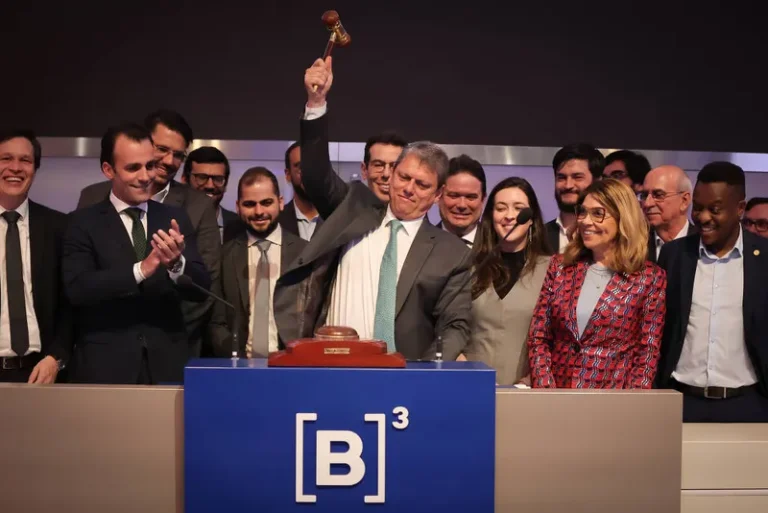 Tarcísio recebe prêmio de revista dos EUA por privatização da Sabesp, vendida abaixo do preço  