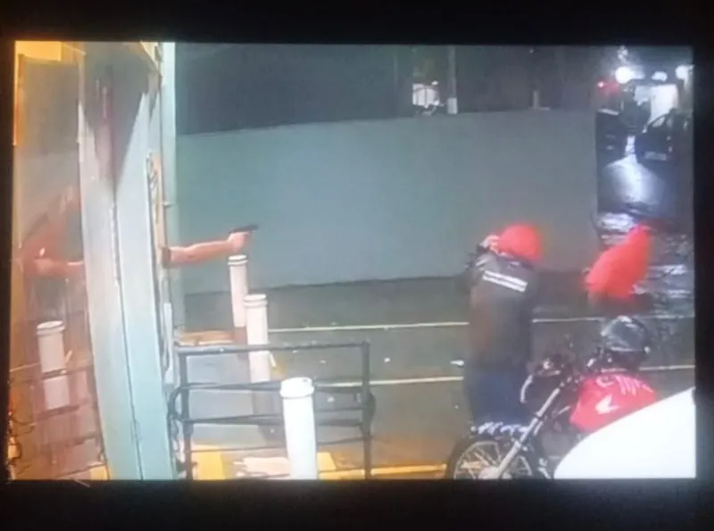 O BO diz que Soares teria voltado ao Oxxo já baleado, repetindo ao PM "não mexe comigo que estou armado", o que justificaria novos disparos. Porém, não há imagens da cena