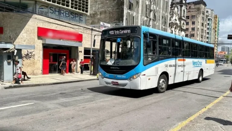 O trabalhador será penalizado', reclamam motoristas sobre lei contra 'surfe' em ônibus