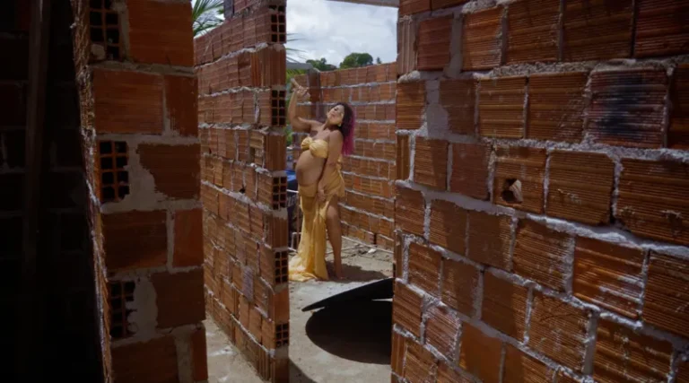 Filme pernambucano mostra a vida real de influencer periférica na luta para reerguer sua casa