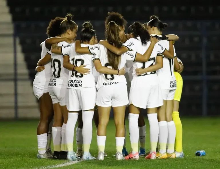 Jogadoras do Corinthians confrontam Conmebol por mais igualdade no futebol feminino
