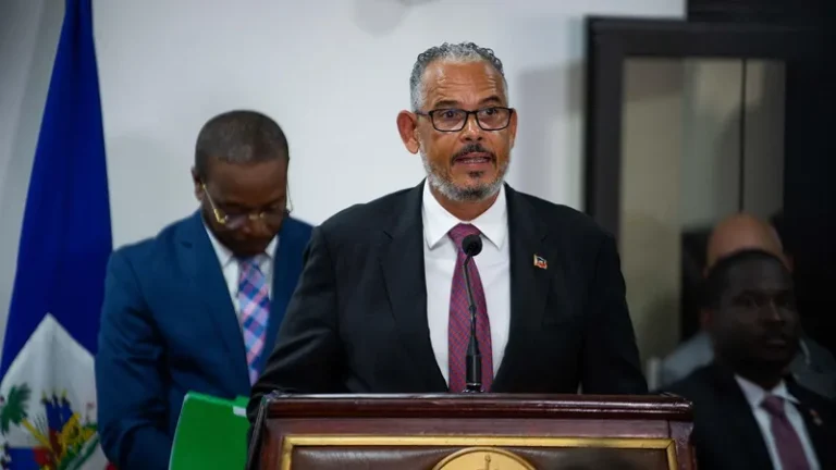 Em meio a uma grave crise política, governo interino do Haiti destitui o primeiro-ministro