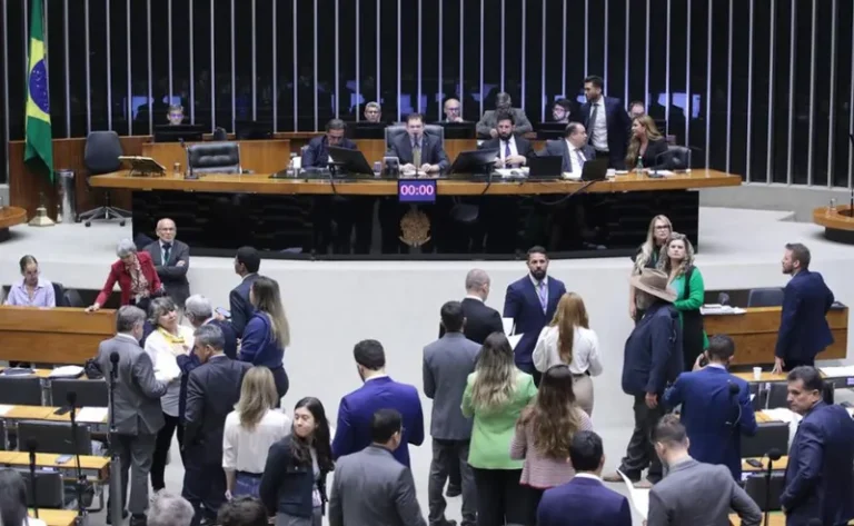 Mais 5 pernambucanos assinam PEC pelo fim do 6x1, que já tem número necessário para tramitar