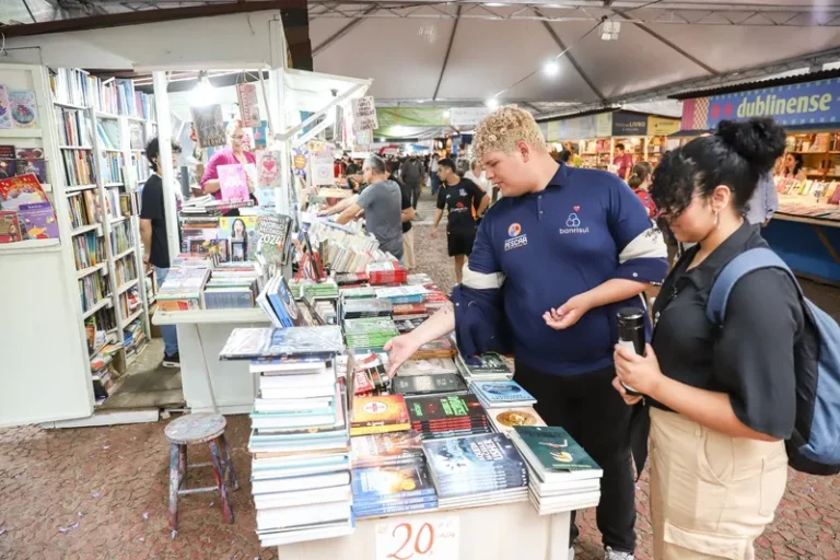 Feira do Livro de Porto Alegre: Para além do comércio, uma relação de afeto 
