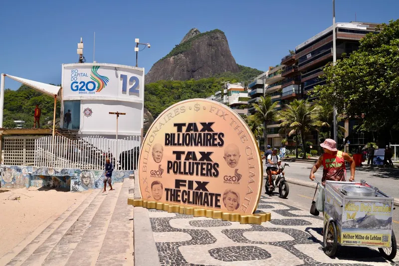 Cartaz pede a taxação de bilionários, nesta segunda (18), na abertura do encontro do G20 no Rio de Janeiro