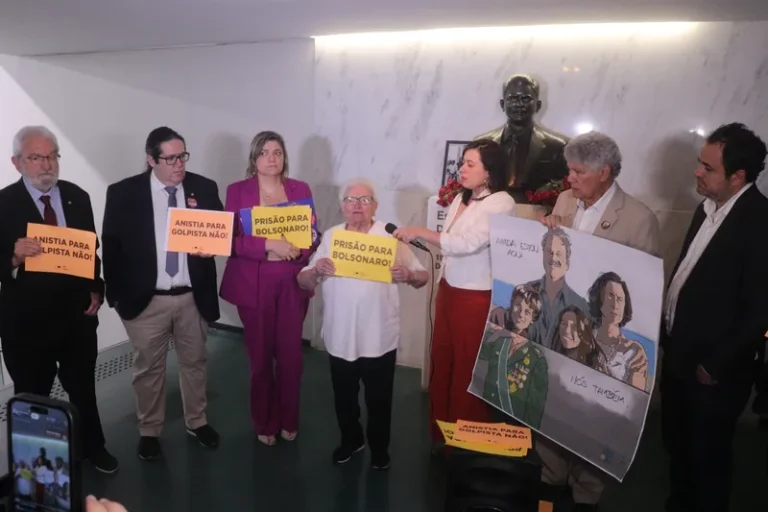 Deputados protestam contra pedido de anistia, pedem arquivamento de PL e prisão de golpistas