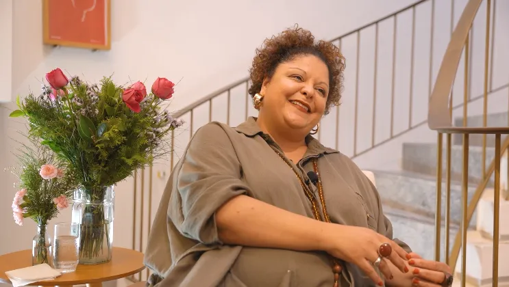 'O samba ensina a caminhar junto de forma revolucionária', afirma Fabiana Cozza