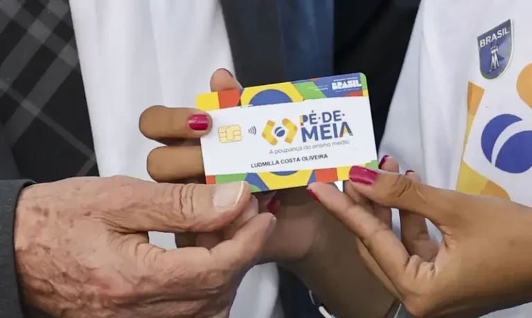 Programa Pé-de-Meia traz perspectivas para a juventude, avalia estudante de MG