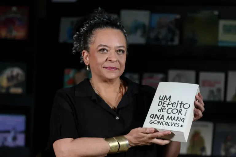 Das pessoas negras é cobrado que acertem sempre, diz autora de 'Um Defeito de Cor'