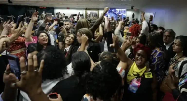 Sob protestos, CCJ da Câmara aprova PEC do Estupro, que acaba com aborto legal