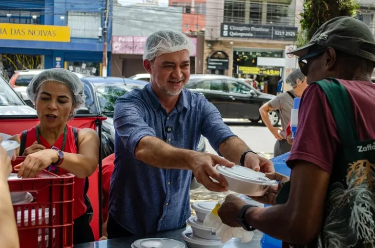 Cozinhas solidárias recebem 550 kits de alimentos da Conab em Porto Alegre