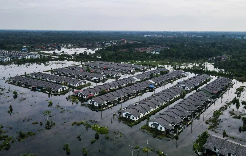 Vista aérea mostra casas cercadas após enchentes no estado de Kelantan, na Malásia, nesta terça-feira (3). Mais de 122 mil pessoas estão desalojadas no país