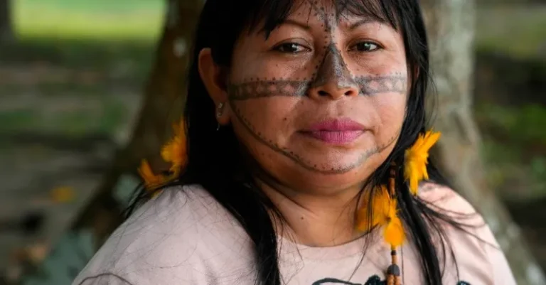 'Discurso bonito' de governos omite fumaça na Amazônia, diz Alessandra Munduruku