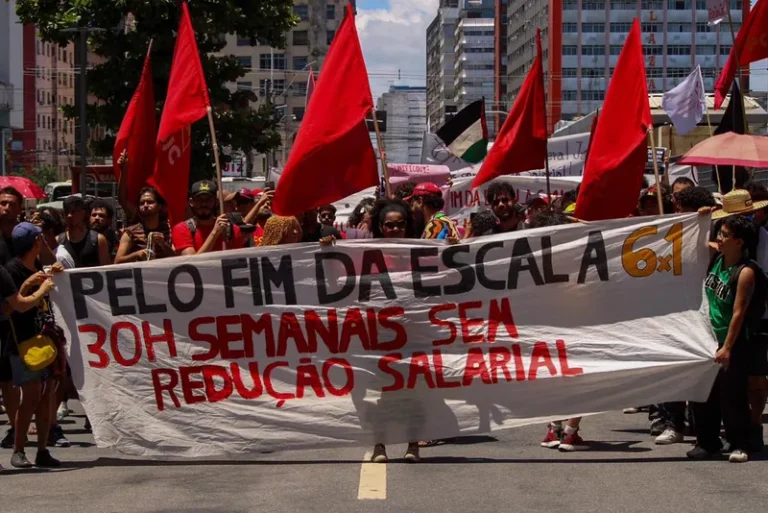 Protesto no Recife pede prisão de Bolsonaro e fim da escala 6 por 1