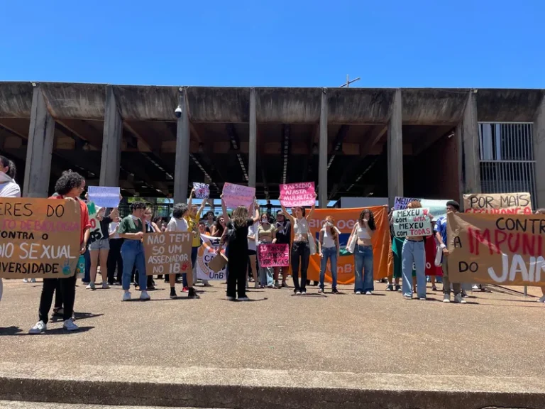 Professoras, técnicas e estudantes protestam contra assédio na Universidade de Brasília