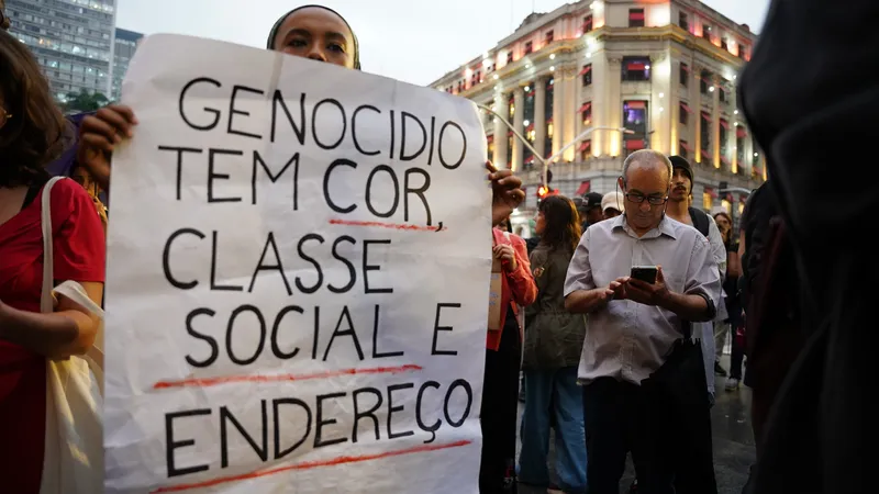 Manifestação organizada pelo Movimento Negro Unificado (MNU), nesta quinta-feira (5) em São Paulo, chama atenção para crimes cometidos pela Polícia Militar no Brasil