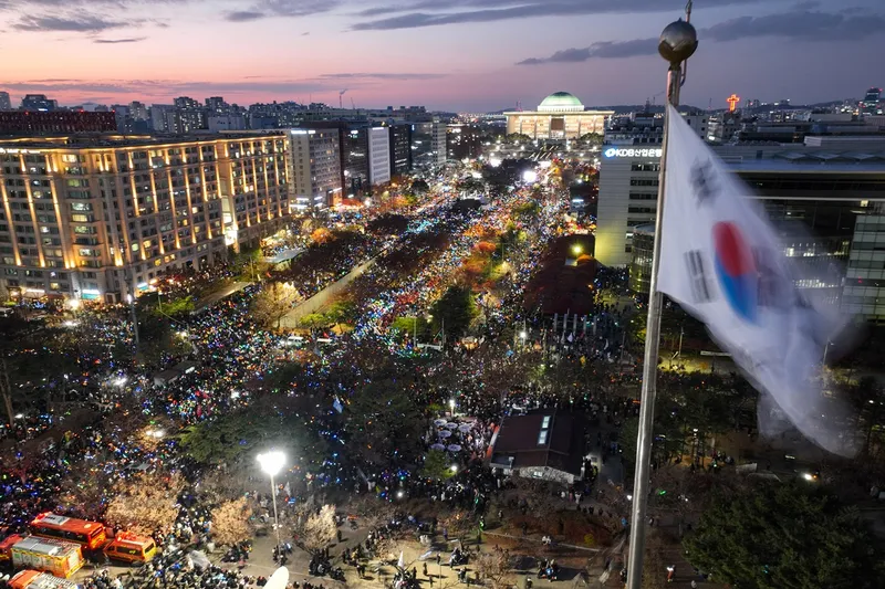 Cerca de 150 mil pessoas protestam na Coreia do Sul em favor do impeachment do presidente conservador Yoon Suk Yeol