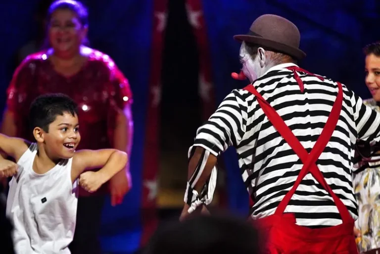 Artistas circenses realizam apresentações gratuitas nos Compaz