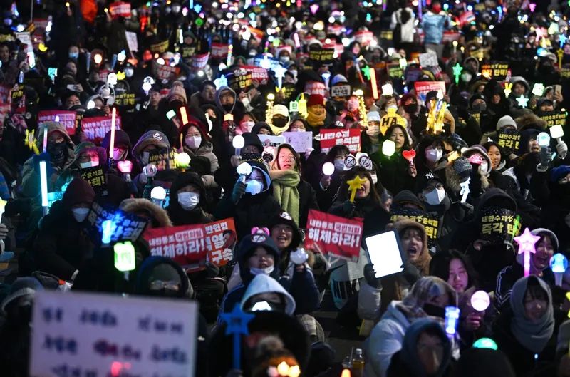 Manifestantes pedem a deposição do presidente da Coreia do Sul, Yoon Suk Yeol, em uma estrada perto da Assembleia Nacional em Seul, em 13 de dezembro de 2024