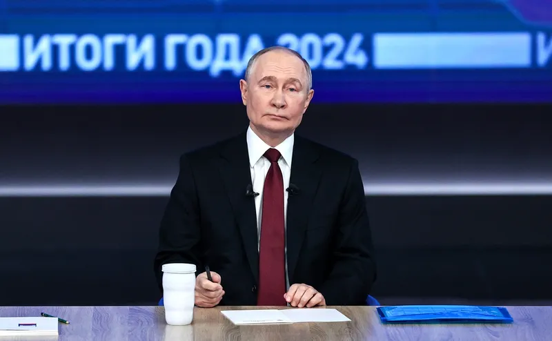 Presidente russo, Vladimir Putin, realiza coletiva de imprensa de fim de ano no salão de exposições Gostiny Dvor, no centro de Moscou, em 19 de dezembro de 2024