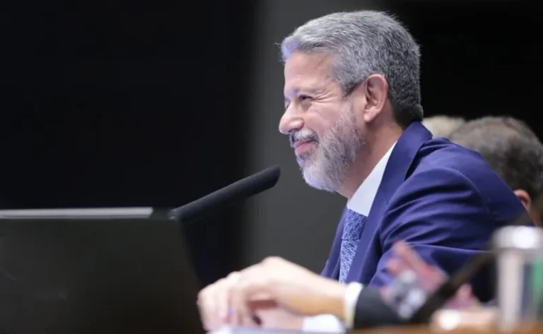 Lira dá parecer favorável a isenção de IR para quem ganha até 5 mil e tributação de alta renda