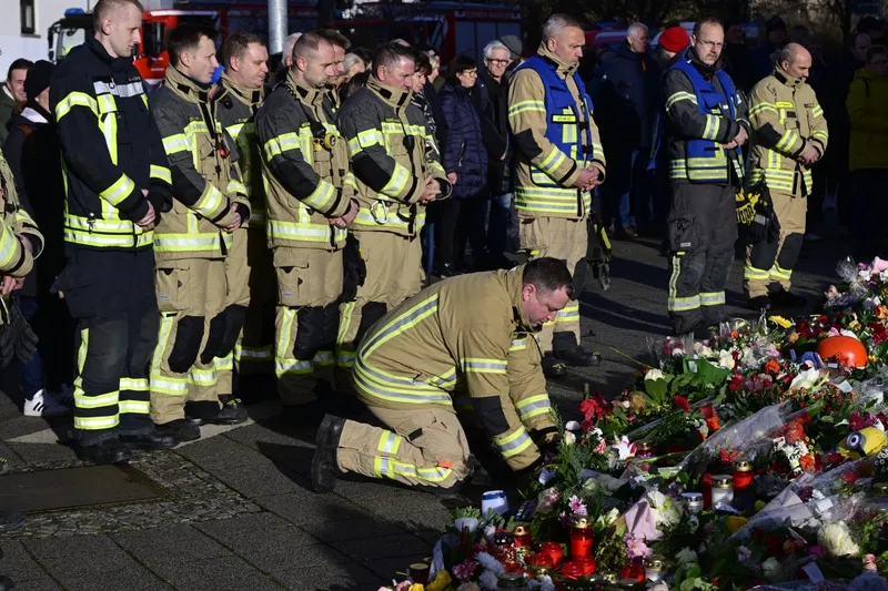 Membros do corpo de bombeiros em um memorial às vítimas do ataque em um mercado de Natal em Magdeburg, na Alemanha; cinco pessoas morreram atropeladas