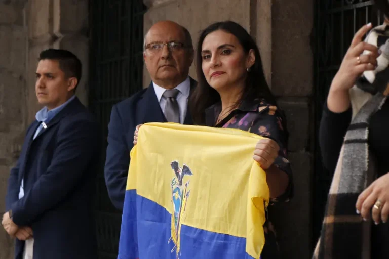 Após racha com Noboa, justiça determina que vice-presidente do Equador pode retornar ao cargo 