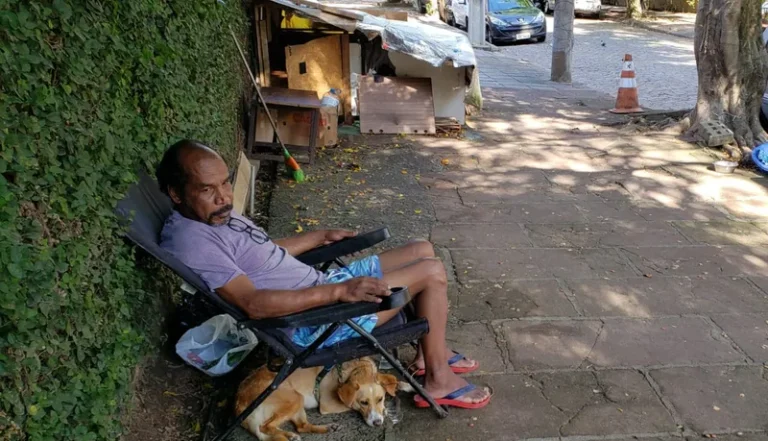 Rogério, vítima da enchente, completa oito meses no seu ‘chalé’, mas acredita em vida melhor