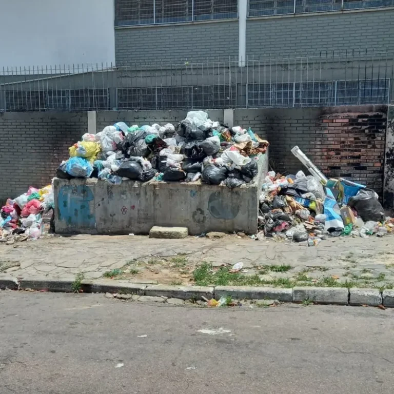 Após privatização, população de Viamão (RS) enfrenta falhas na coleta de lixo