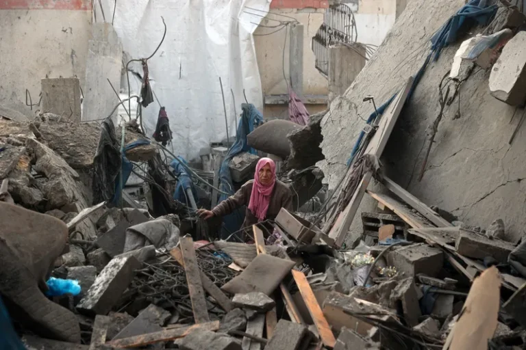 'Reconstrução de Gaza está em disputa entre Brics e EUA', diz analista política 