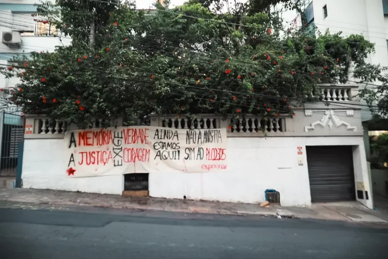 No Dia em Defesa da Democracia, movimentos realizam ação em frente ao Dopinha
