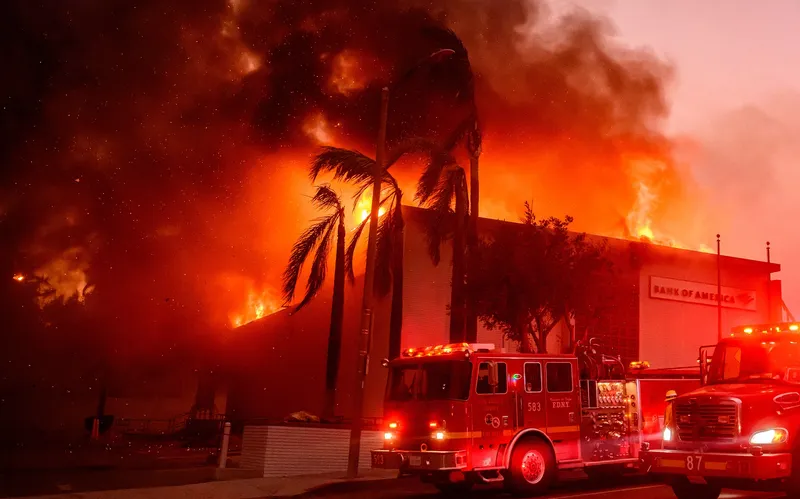 Equipes de resgate combatem incêndio em Los Angeles, nos Estados Unidos, nesta quinta-feira (9). Cinco pessoas morreram e mais de mil estão fora de casa