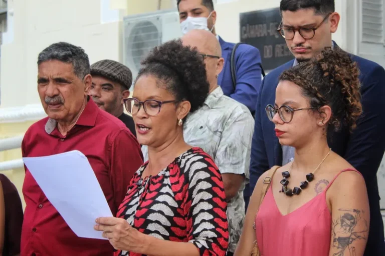 ‘A democracia demora a chegar na periferia, mas temos que defendê-la’, diz vereadora sem teto